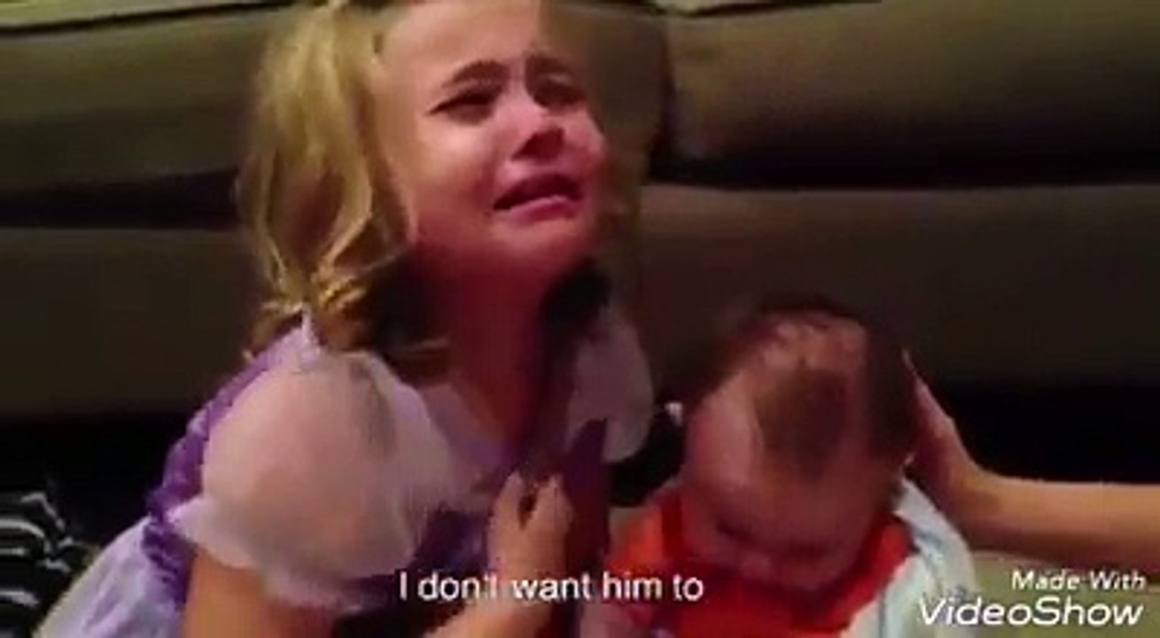 طفلة  لعلّها أمريكية تبكي لأنها لا تريد أن يكبر أخوها  . .!لو كانت عربية لبكت  متضرعة إلى الله أن يكبر  بسرعة  كي لا يموت كما يموت الأطفال الرضع   منذ سنوات في