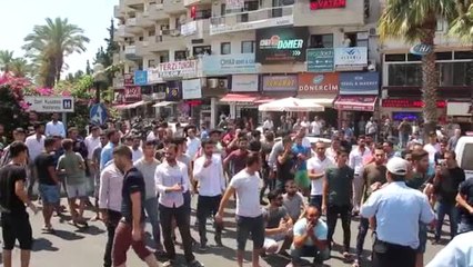 Kuşadası'nda Esnaf Kepenk İndirip, Yolu Kapattı