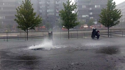 Mini geyser à Confluence à Lyon