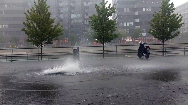 Mini geyser à Confluence à Lyon