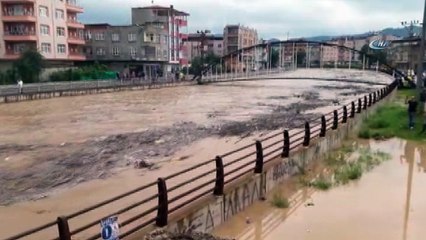 Скачать видео: Ünye'de Tabakhane Deresi taştı, Karadeniz Sahil Yolu trafiğe kapatıldı