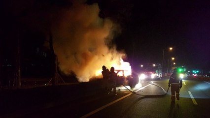 달리던 에쿠스 승용차에 불...2명 사상 / YTN