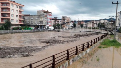 Скачать видео: Ünye'de Tabakhane Deresi Taştı