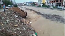 Ünye'de Tabakhane Deresi Taştı! Karadeniz Sahil Yolu Trafiğe Kapatıldı
