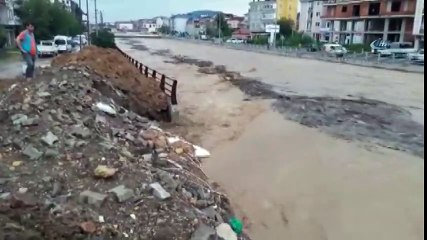 Ünye'de Tabakhane Deresi Taştı! Karadeniz Sahil Yolu Trafiğe Kapatıldı