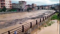 Ünye'de Tabakhane Deresi Taştı, Karadeniz Sahil Yolu Trafiğe Kapatıldı  iha