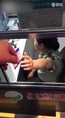 Un routier et une caissière se lancent dans un duel ridicule à un péage