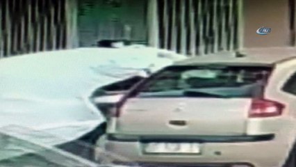 Antalya'da kediye yumruk kamerada