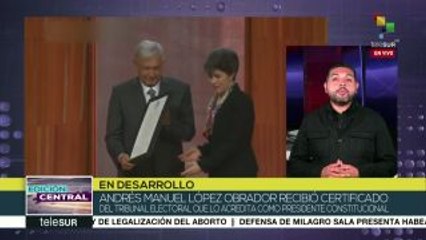 AMLO recibe constancia de presidente electo de México