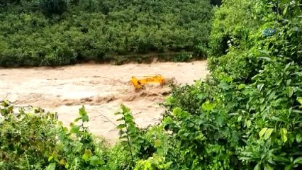 Akıntıya kapılan iş makinesi ırmağa uçtu