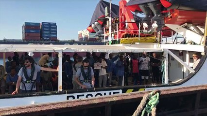 Descargar video: Espanha recebe barco humanitário com imigrantes resgatados