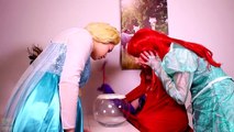 Örümcek Adam, Frozen Elsa Mermaid & Ariel ve Ursula! w Pembe Spidergirl ( Gerçek hayatta süper kahraman eğlence)