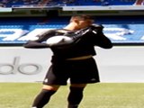 لقطة:كرة قدم: كورتوا يقبل شعار الريال خلال تقديمه في مدريد