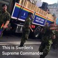 Ordunun da destek verdiği Stockholm'de düzenlenen Avrupa Onur Yürüyüşü'nde kalabalığın coşkusuna tepkisiz kalamayan İsveç Genel Kurmay Başkanı General Micael By