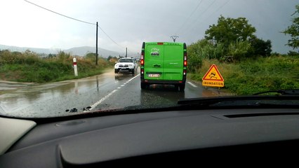 La RD4096 entre Manosque et Sainte-Tulle inondée