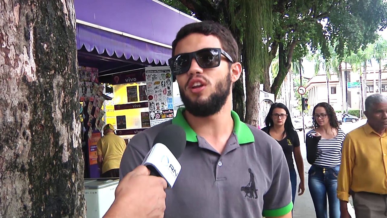 Cães-guias de projeto social são treinados nas ruas de Cachoeiro de Itapemirim