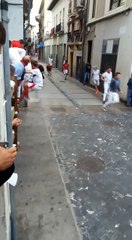 Un capón 'engancha' a un mozo por la camiseta y lo arrastra varios metros en el encierrillo de Estella