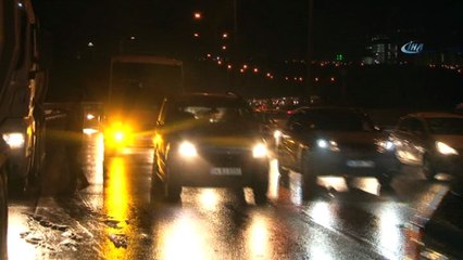 TEM’de hafriyat kamyonunun tekeri patladı yoğun trafik yaşandı