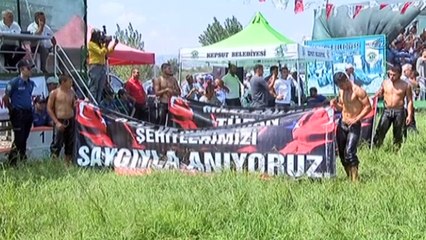 Kepsut'ta yağlı güreşler nefes kesti