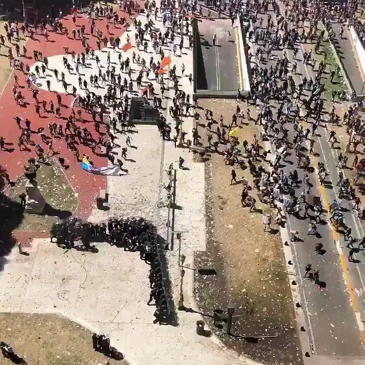 Cientos de manifestantes acorralan a un grupo de policías en Buenos Aires