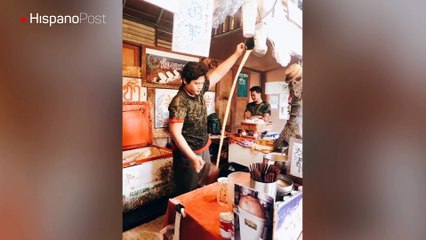 Vea la inusual forma de preparar el té con leche que tiene este sujeto