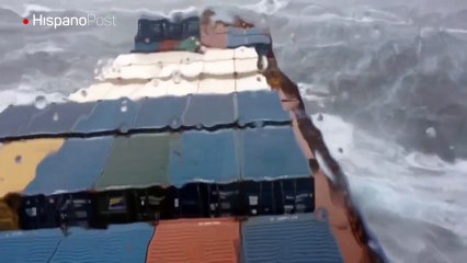 Una tormenta puso en aprietos a un enorme barco carguero