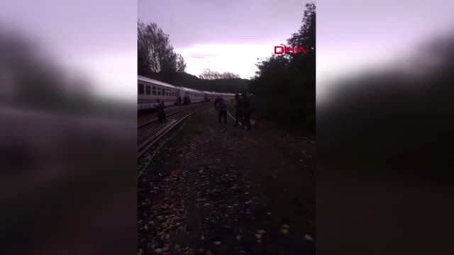 Erzincan - Tren Yolcuları, Heyelandan Kapanan Yolun Açılmasını Halay Çekerek Bekledi Hd