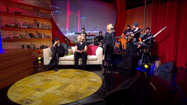 Harun Kolçak & Gülçin Ergül - Ağlat Beni (Mehmet'in Gezegeni)