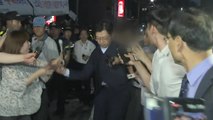경찰, 조사받고 나오던 김경수 지사 때린 50대 체포 / YTN