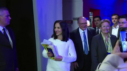 Oito candidatos participam de primeiro debate na TV