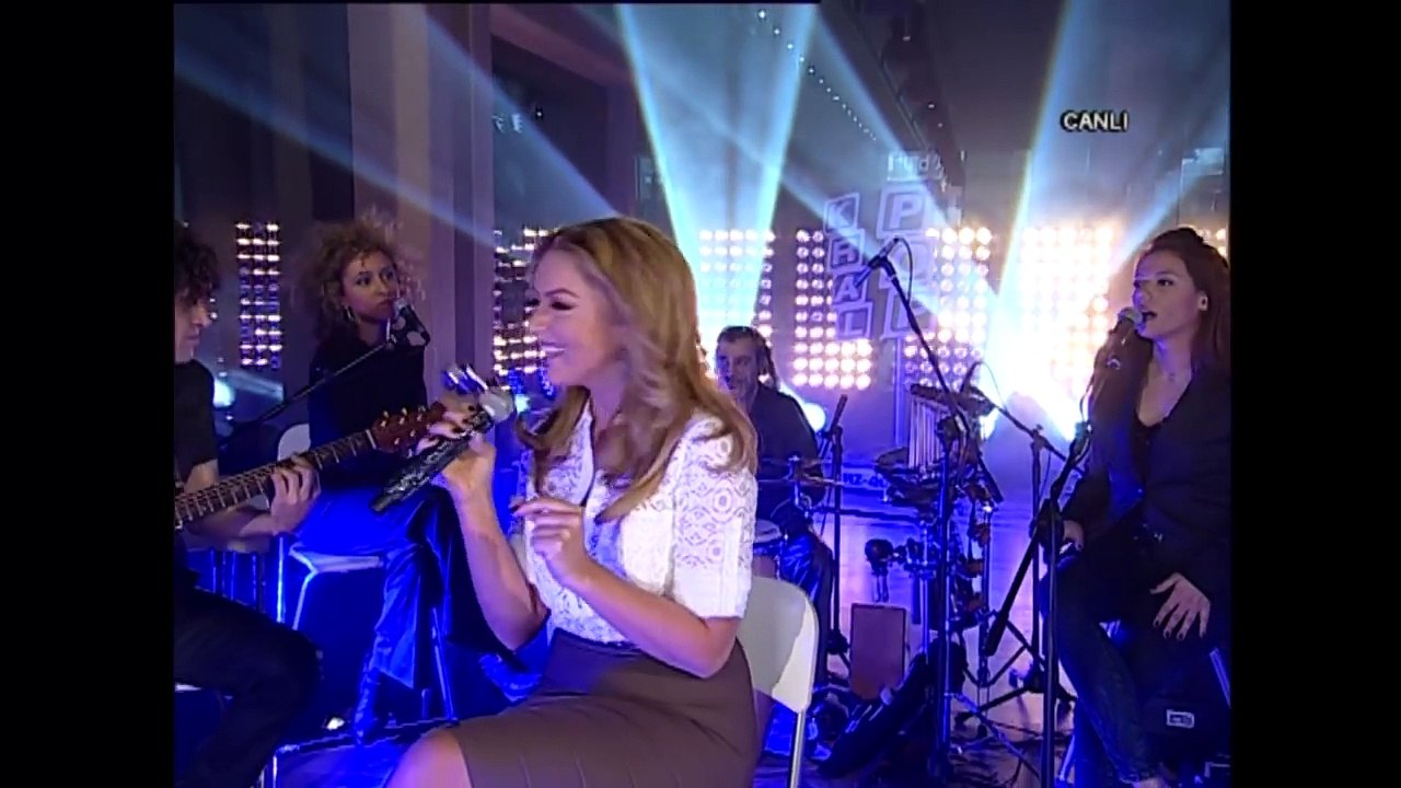 Hadise - Aşk Kaç Beden Giyer |  Akustik