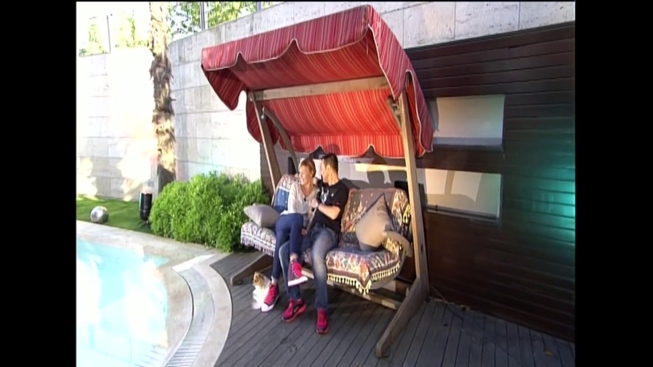 Serdar Ortaç ve Eşi Chloe Loughnan'dan Mehmet'in Gezegeni'nde Düet