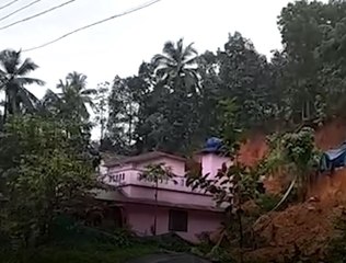 Kerala Floods 2018 : വിവാഹത്തിനു പന്തലൊരുക്കാനിരുന്ന ആ വീടും നിലം പൊത്തി
