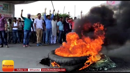 लाठी-डंडों से लैस होकर वाहनों का परिचालन कराया बंद