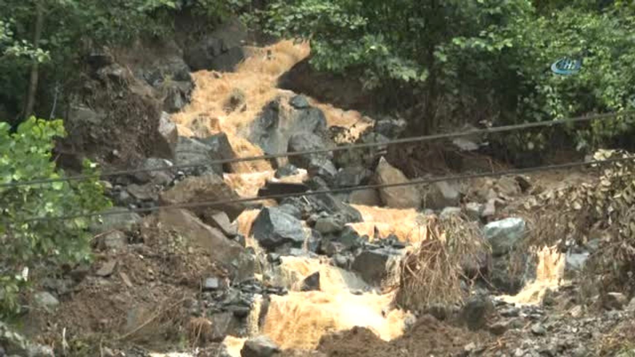 Rize-Çamlıhemşin Karayolunda Heyelan Nedeniyle Kapanan Yolu Açma Çalışması Devam Ediyor