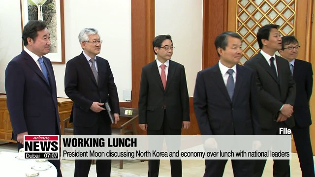 President Moon discussing North Korea and economy over lunch with national leaders