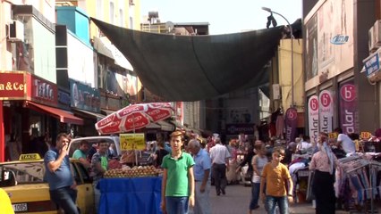 Melek Girmez çarşısına güneş girmesin önlemi... Sıcaktan korunmak için sokağı branda ile kapattılar