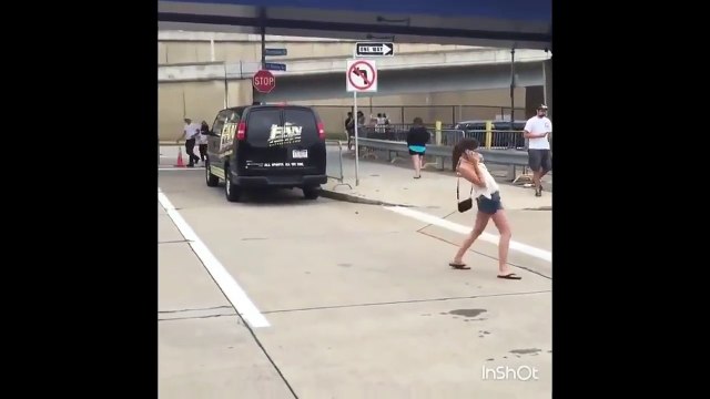 Cette jeune femme est tellement droguée qu'elle marche en arrière