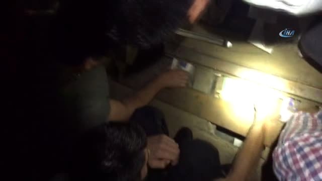 Tır'ın Gizli Bölmesine Zulalanmış Bin 100 Paket Kaçak Sigara Ele Geçirildi