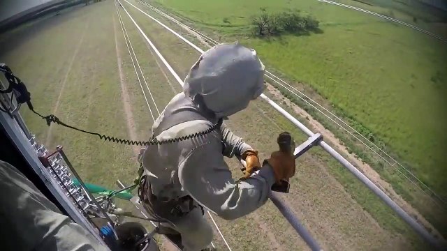 Ces ouvriers interviennent en hélicoptère sur des lignes électriques à haute tension