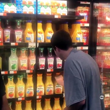 Sto assistendo ad un miracolo in questo momento La scena ripresa in questo supermercato ha commosso il mondo. E ha cambiato la vita di questo ragazzo