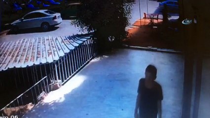 Çaldığı telefonu satma çabası kamerada