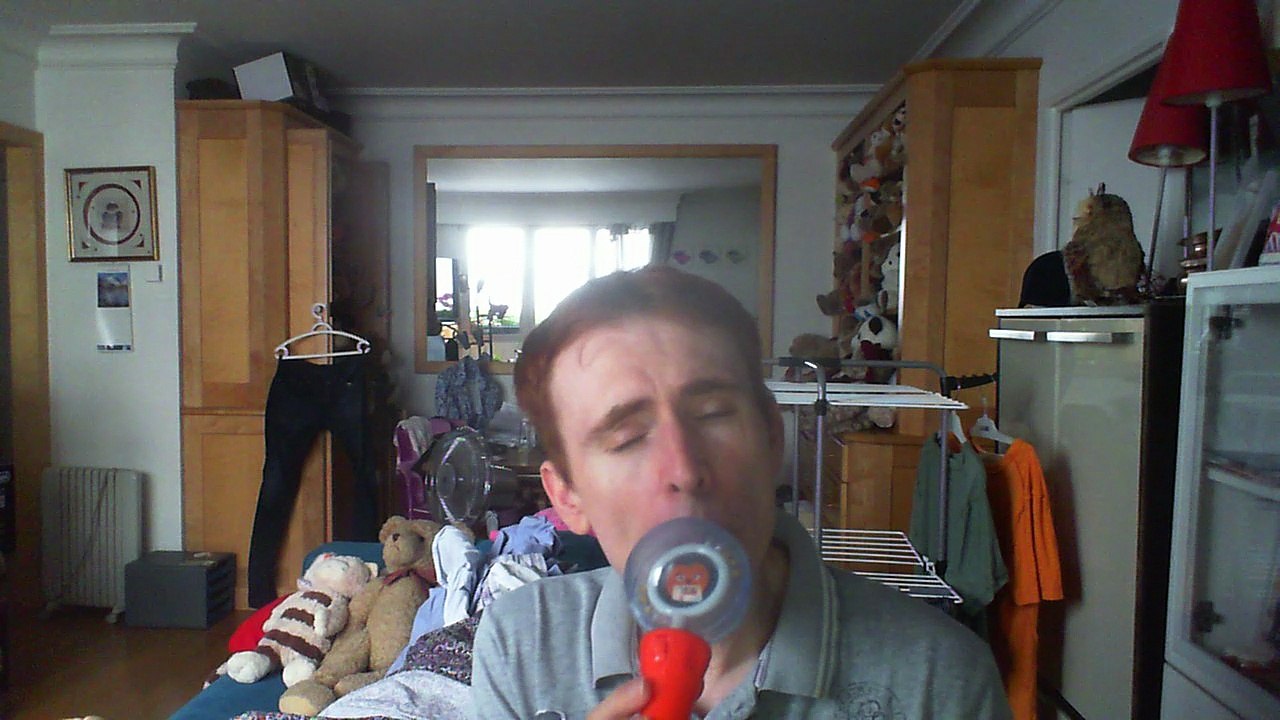 Wiwi égratigne "j'irai" de Caroline Costa