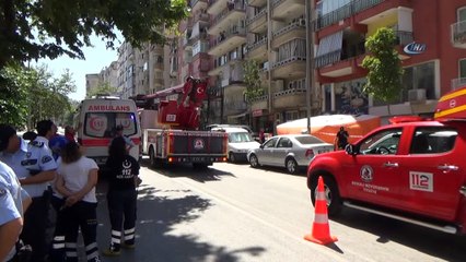 8. kattan aşağı kiremit ve ayakkabılarını atan genç polislere zor anlar yaşattı