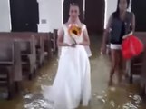 Malgré la pluie, une femme se marie dans une chapelle inondée