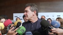 Antonio Banderas cumple 58 años junto a su novia Nicole Kimpel