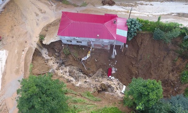 Rize'de heyelan: 1 ev çöktü 22 ev boşaltıldı