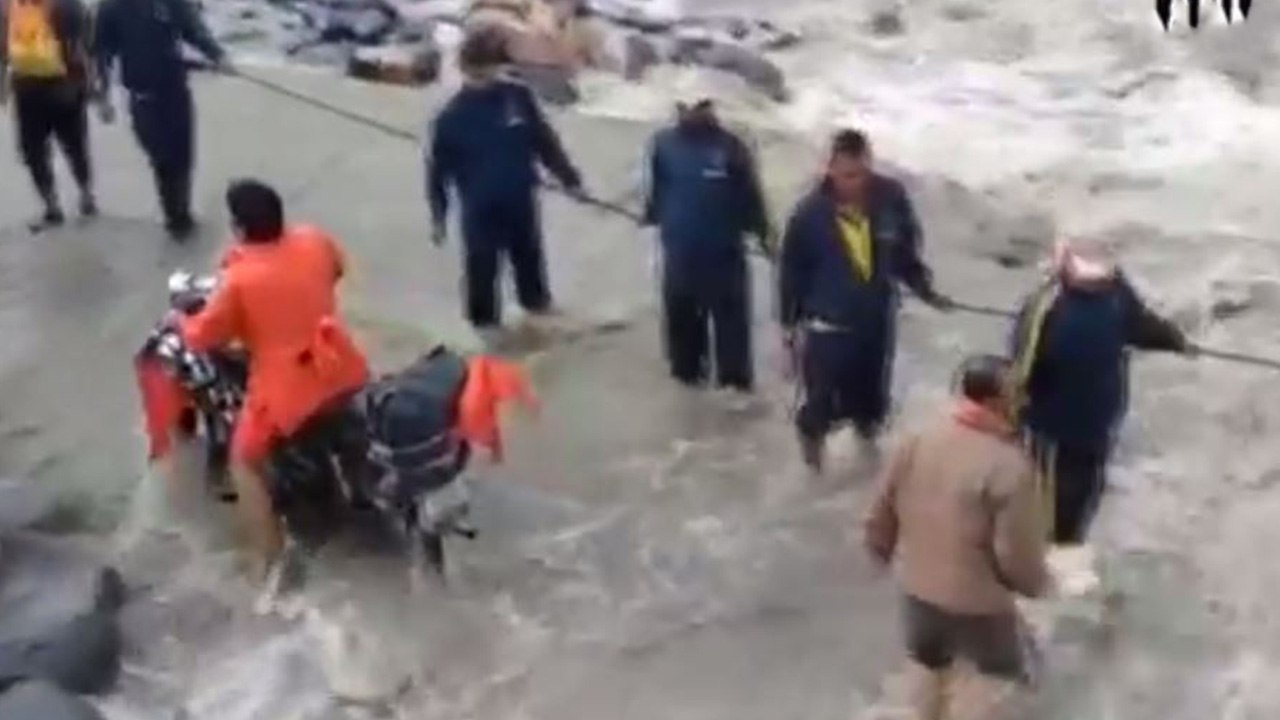 NDRF rescues stranded people from Uttarakhand's Tharali  | Oneindia News