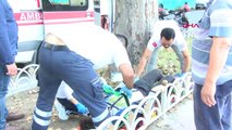İstanbul Motosikletten Fırlayan Sürücü Ağaca Çarparak Yaralandı
