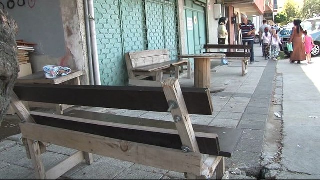 Hava almak için dışarı çıkan 3 çocuk annesi kadın kurşunların hedefi oldu... Yaşanan o anlar kamerada